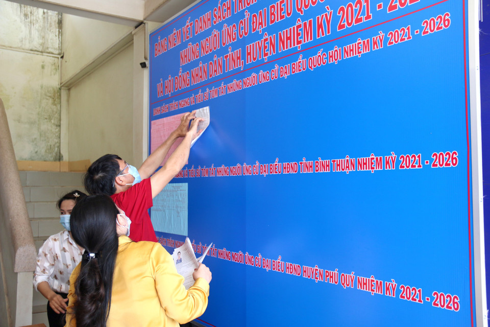 Bảng niêm yết danh sách những người ứng cử để cử tri theo dõi tại xã Tam Thanh. (Ảnh: Nguyễn Thanh/TTXVN)