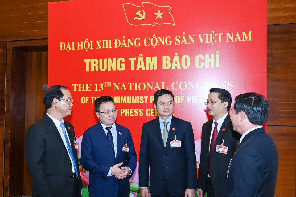 Các đại biểu trao đổi bên lề phiên thảo luận về các văn kiện đại hội, chiều 27/1/2021. (Ảnh: TTXVN)