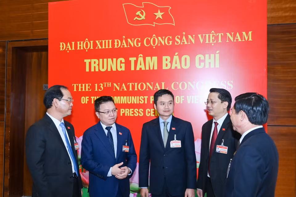 Các đại biểu trao đổi bên lề phiên thảo luận về các văn kiện đại hội, chiều 27/1/2021. (Ảnh: TTXVN)