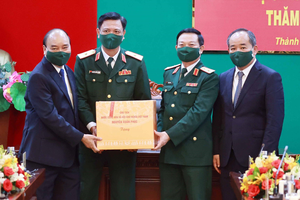 Chủ tịch nước Nguyễn Xuân Phúc, Chủ tịch Hội đồng Quốc phòng An ninh tặng quà cho Bộ Tư lệnh Quân khu 7. (Ảnh: Thống Nhất/TTXVN)