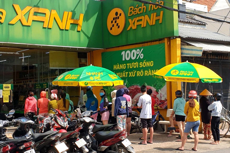 Người dân xếp hàng mua sắm tại Bách Hóa Xanh trên đường HT13, Phường Hiệp Thành, Quận 12, Quận 12. (Ảnh: Xuân Tình/TTXVN)