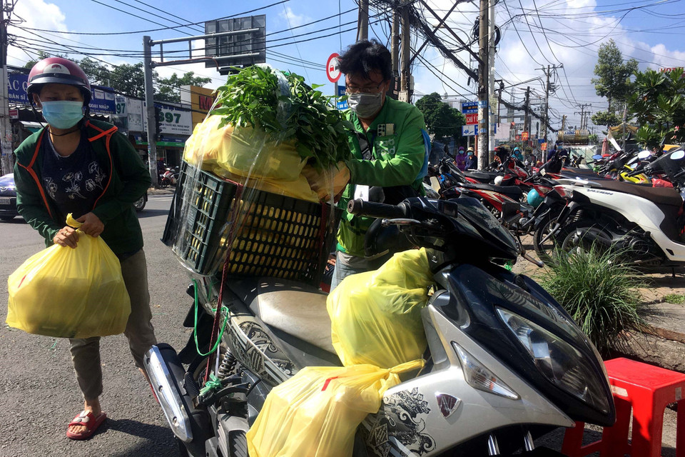 Người dân thành phố mua sắm tại tại chợ truyền thống Quận 8. (Ảnh: Thanh Vũ/TTXVN)
