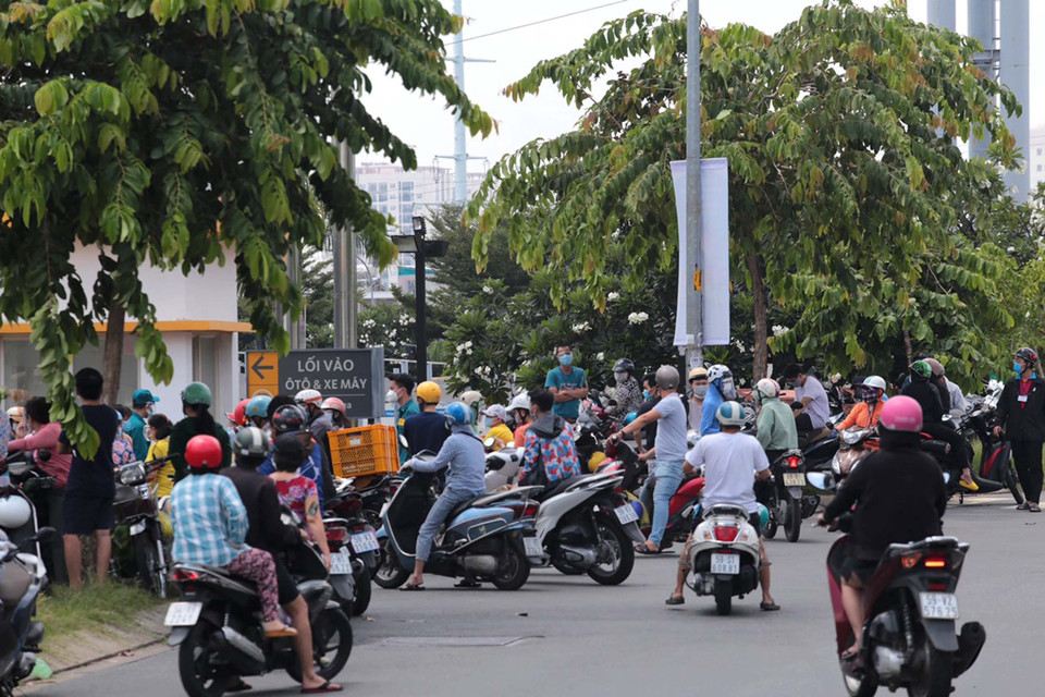 Bãi giữ xe của siêu thị Emart Gò Vấp chật cứng xe người đi mua sắm . (Ảnh: Mạnh Linh/TTXVN)