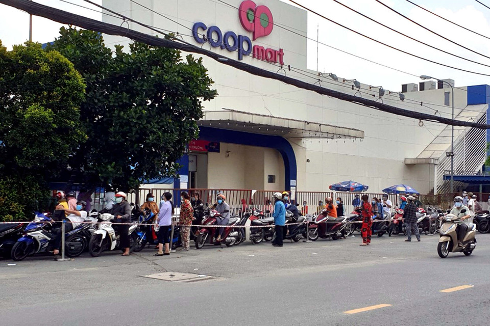 Lối vào bãi giữ xe của siêu thị Co.op Mart Nguyễn Ảnh Thủ, Quận 12 chật cứng người đi mua sắm. (Ảnh: Mạnh Linh/TTXVN)