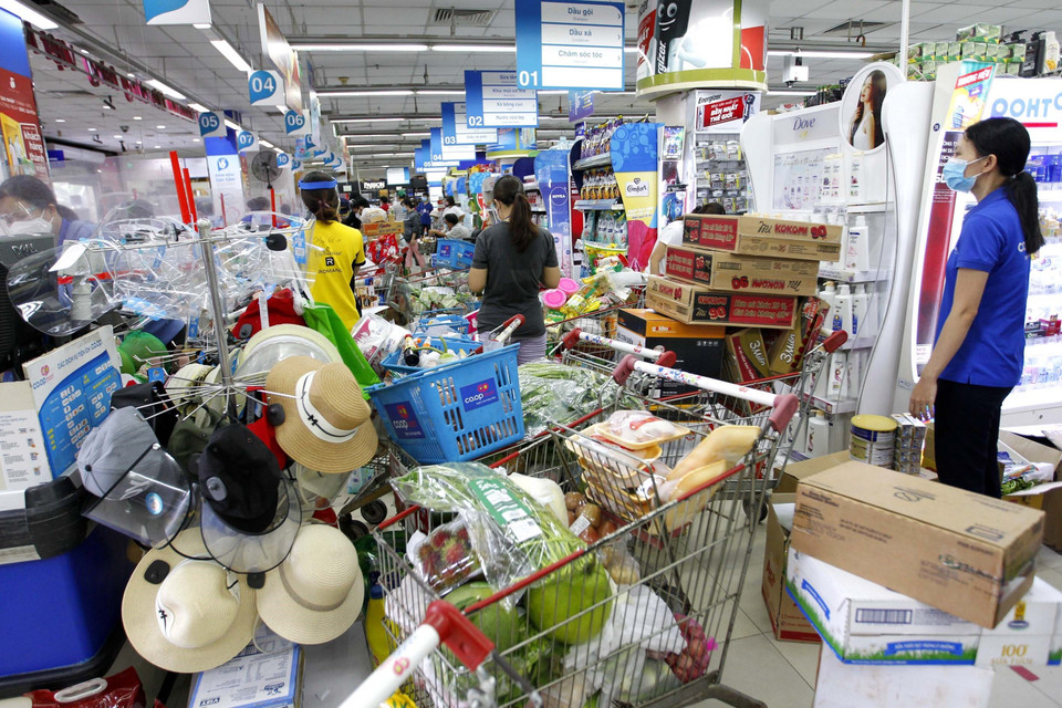 Người tiêu dùng ùn ùn, đổ xô mua sắm tại siêu thị Co.op mart Nhiêu Lộc-Thị Nghè. (Ảnh: Thanh Vũ/TTXVN)