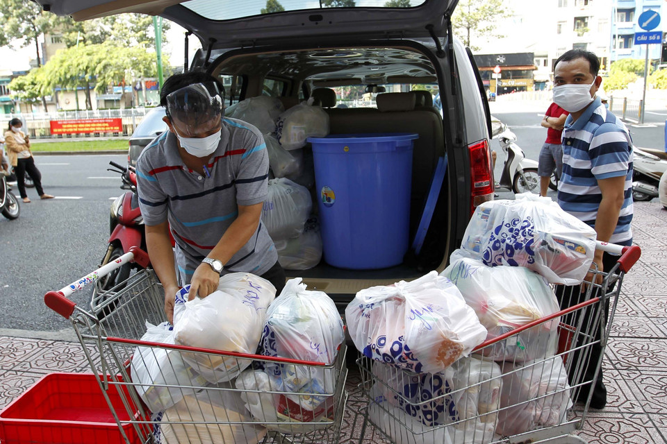 Người tiêu dùng ùn ùn, đổ xô mua sắm hàng hóa tại siêu thị. (Ảnh: Thanh Vũ/TTXVN)