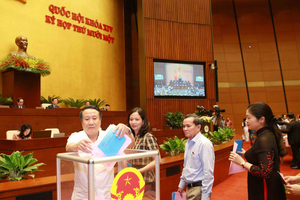 Đại biểu Quốc hội bỏ phiếu phê chuẩn đề nghị việc bổ nhiệm một số Phó Thủ tướng Chính phủ, một số Bộ trưởng và thành viên khác của Chính phủ. (Ảnh: Phương Hoa/TTXVN)