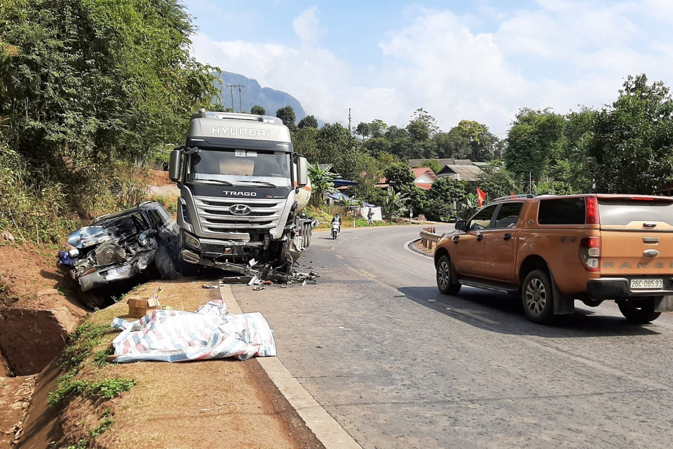 Hiện trường vụ tai nạn giao thông làm 1 người tử vong, 4 người bị thương xảy ra ngày 8/2/2021 tại khúc cua thuộc Km220 trên Quốc lộ 6 đoạn qua huyện Yên Châu, tỉnh Sơn La. (Ảnh: Hữu Quyết/TTXVN)