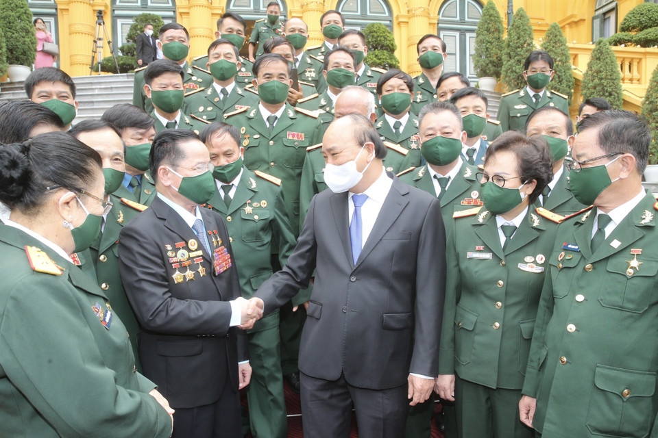 Chủ tịch nước Nguyễn Xuân Phúc với các đại biểu doanh nhân là cựu chiến binh. (Ảnh: Lâm Khánh/TTXVN)