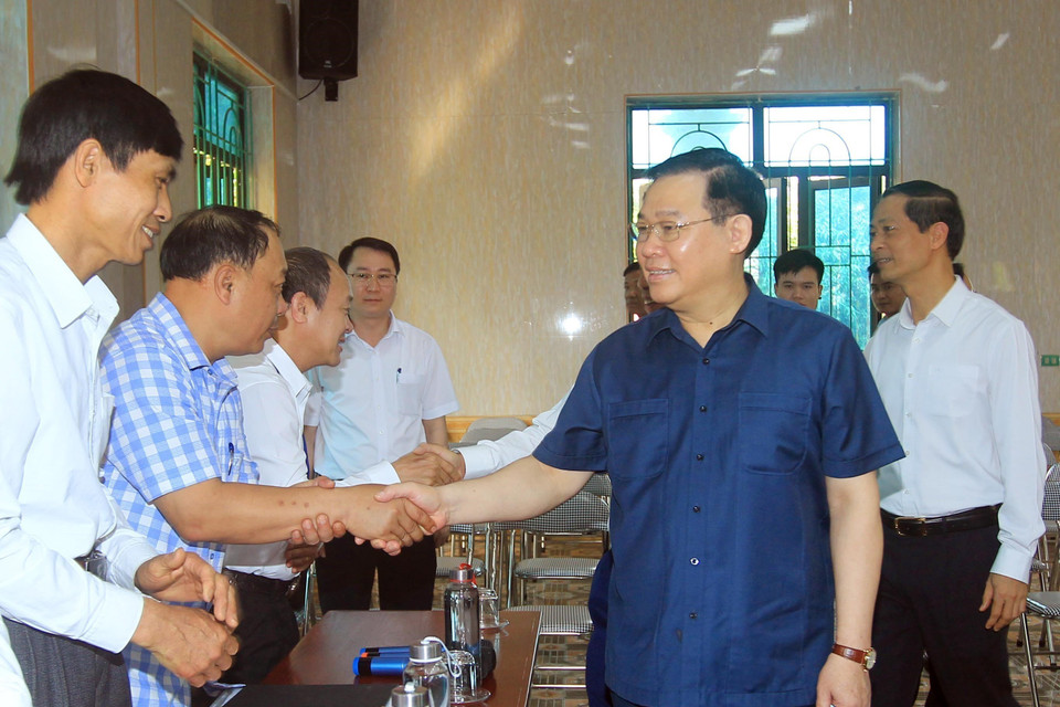  Chủ tịch Quốc hội Vương Đình Huệ với các đại biểu. (Ảnh: An Đăng/TTXVN)