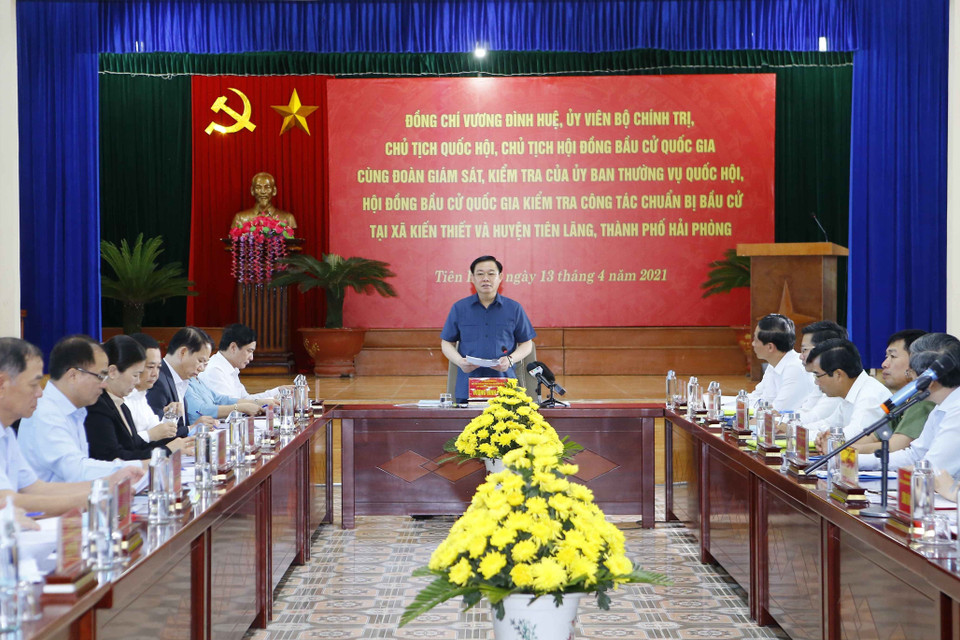 Chủ tịch Quốc hội Vương Đình Huệ phát biểu tại xã Kiến Thiết về công tác chuẩn bị bầu cử. (Ảnh: Doãn Tấn/TTXVN)