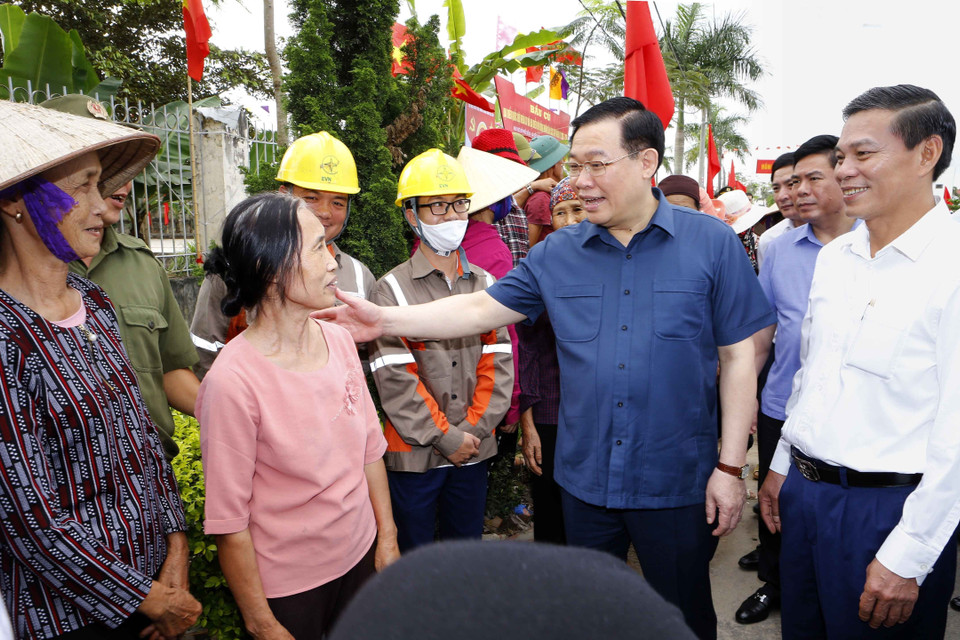 Chủ tịch Quốc hội Vương Đình Huệ với cử tri Khu vực bỏ phiếu số 5, thôn Nam Tử, xã Kiến Thiết. (Ảnh: Doãn Tấn/TTXVN)