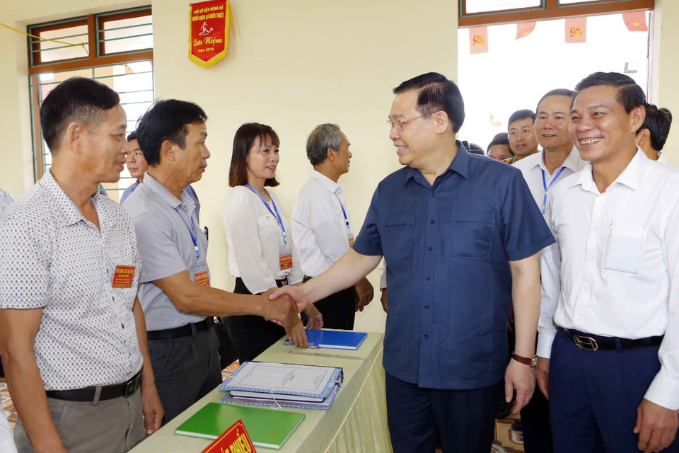 Chủ tịch Quốc hội Vương Đình Huệ với các cán bộ xã Kiến Thiết. (Ảnh: Doãn Tấn/TTXVN)