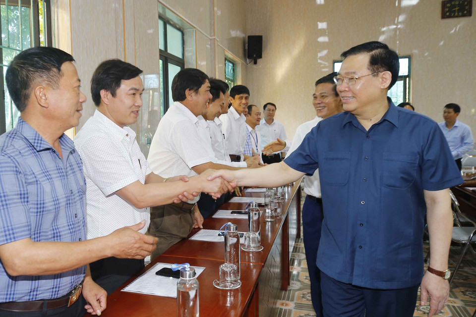 Chủ tịch Quốc hội Vương Đình Huệ với các cán bộ xã Kiến Thiết. (Ảnh: Doãn Tấn/TTXVN)