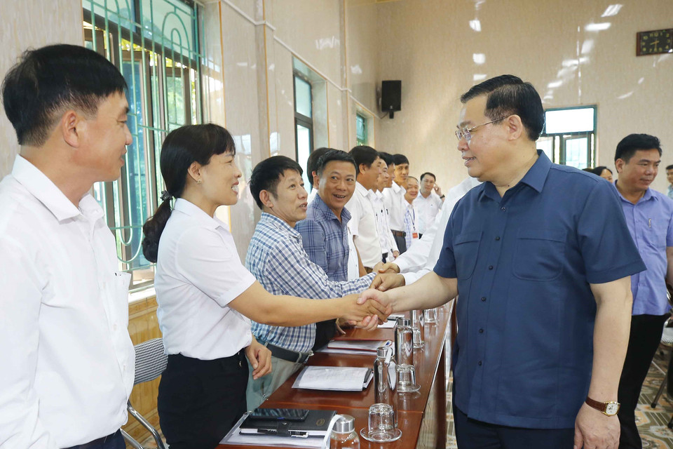 Chủ tịch Quốc hội Vương Đình Huệ với các cán bộ xã Kiến Thiết. (Ảnh: Doãn Tấn/TTXVN)