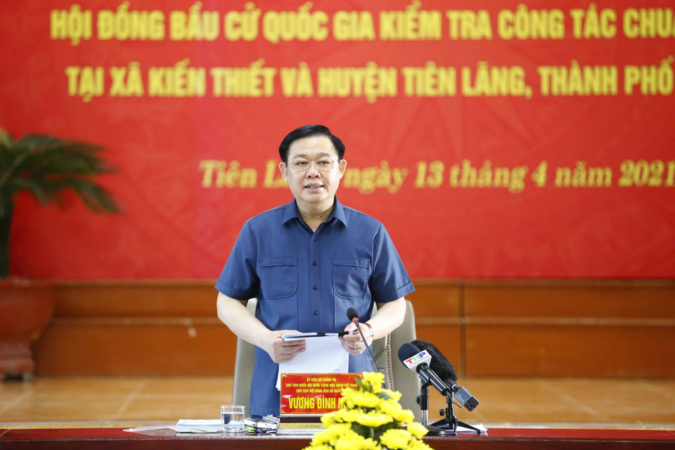 Chủ tịch Quốc hội Vương Đình Huệ phát biểu tại xã Kiến Thiết về công tác chuẩn bị bầu cử. (Ảnh: Doãn Tấn/TTXVN)