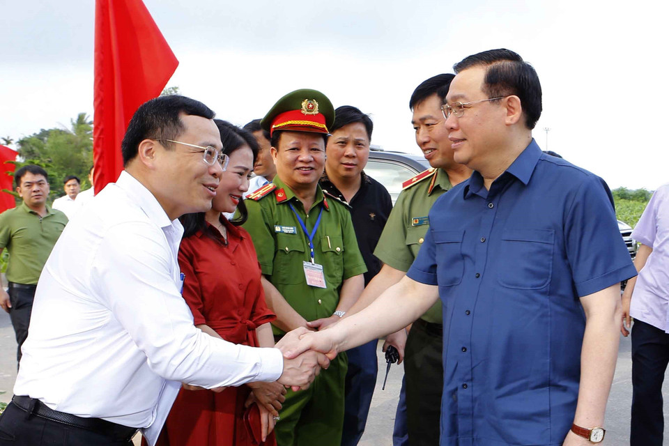 Chủ tịch Quốc hội Vương Đình Huệ với các cán bộ xã Kiến Thiết. (Ảnh: Doãn Tấn/TTXVN)