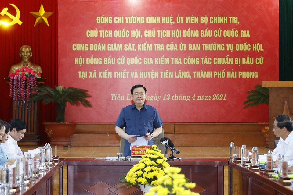 Chủ tịch Quốc hội Vương Đình Huệ phát biểu tại xã Kiến Thiết về công tác chuẩn bị bầu cử. (Ảnh: Doãn Tấn/TTXVN)