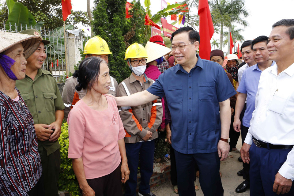 Chủ tịch Quốc hội Vương Đình Huệ với cử tri Khu vực bỏ phiếu số 5, thôn Nam Tử, xã Kiến Thiết. (Ảnh: Doãn Tấn/TTXVN)