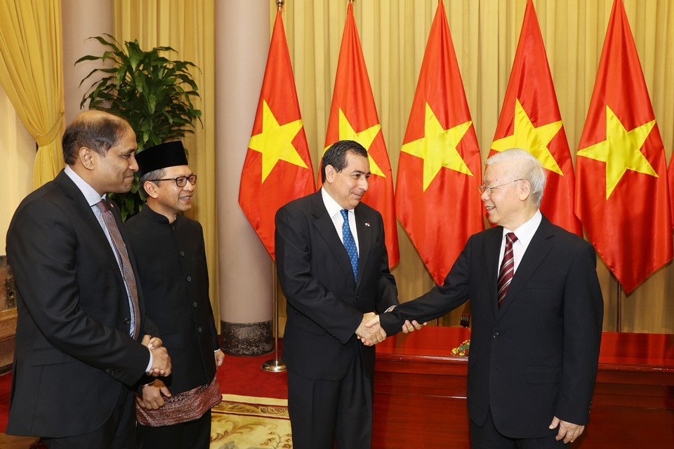 Tổng Bí thư, Chủ tịch nước Nguyễn Phú Trọng nói chuyện với các Đại sứ. (Ảnh: Trí Dũng/TTXVN)