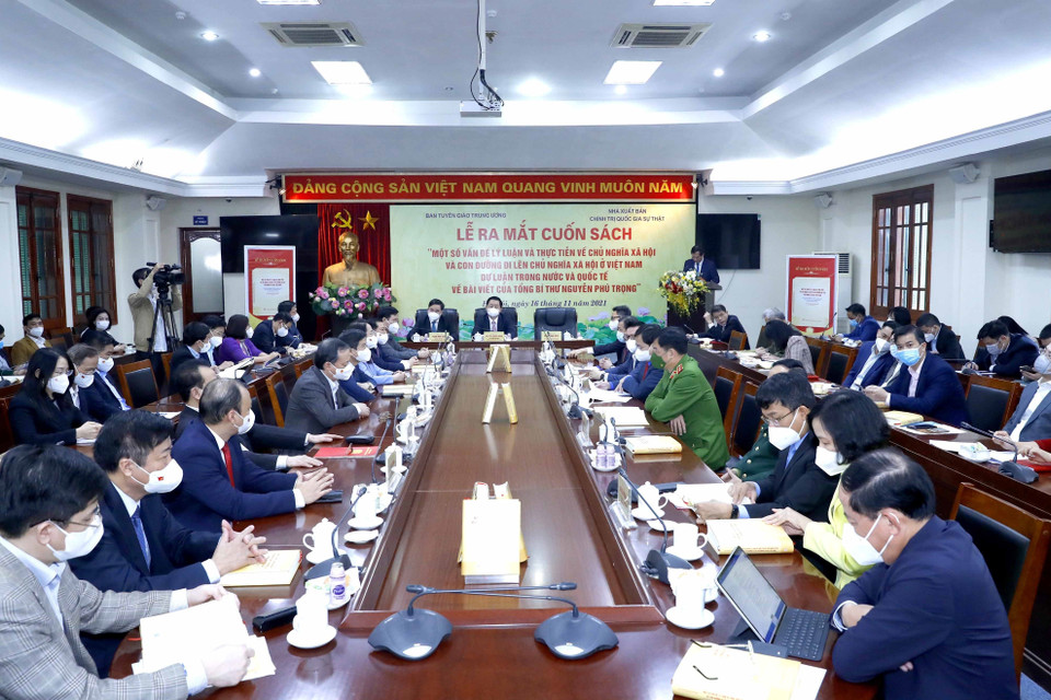 Quang cảnh lễ ra mắt cuốn sách Một số vấn đề lý luận và thực tiễn về chủ nghĩa xã hội và con đường đi lên chủ nghĩa xã hội ở Việt Nam - Dư luận trong nước và quốc tế về bài viết của Tổng Bí thư Nguyễn Phú Trọng. (Ảnh: Phương Hoa/TTXVN)