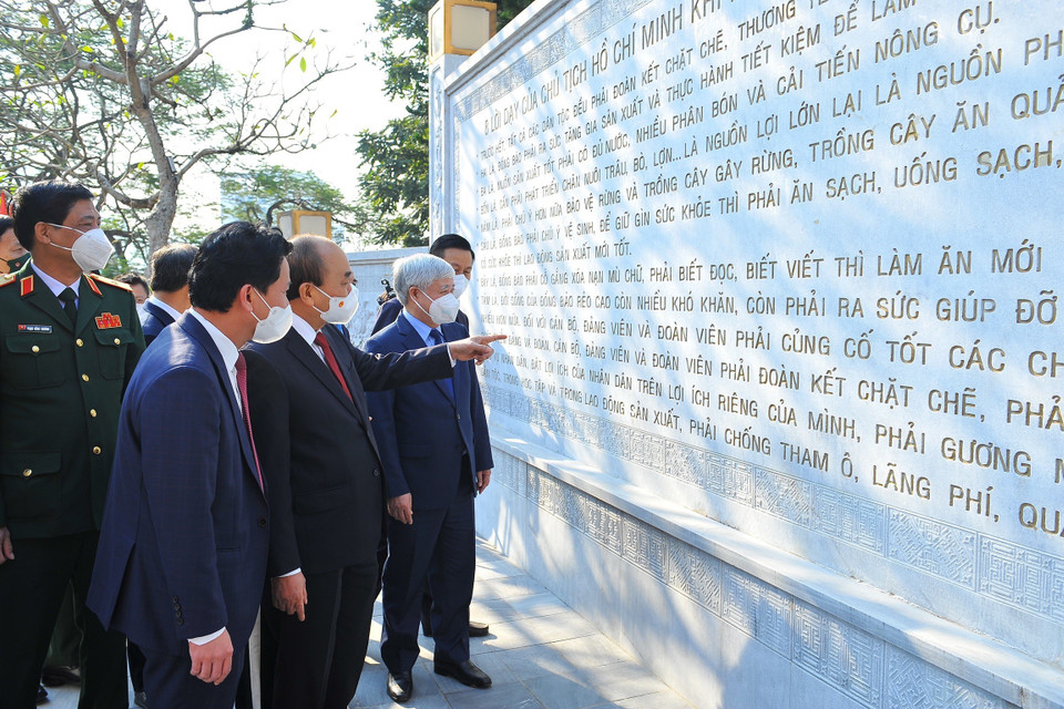 Chủ tịch nước Nguyễn Xuân Phúc tham quan bảng trưng bày lời căn dặn của Chủ tịch Hồ Chí Minh khi lên thăm Hà Giang trong khuôn viên Tỉnh ủy Hà Giang. (Ảnh: Minh Đức/TTXVN)