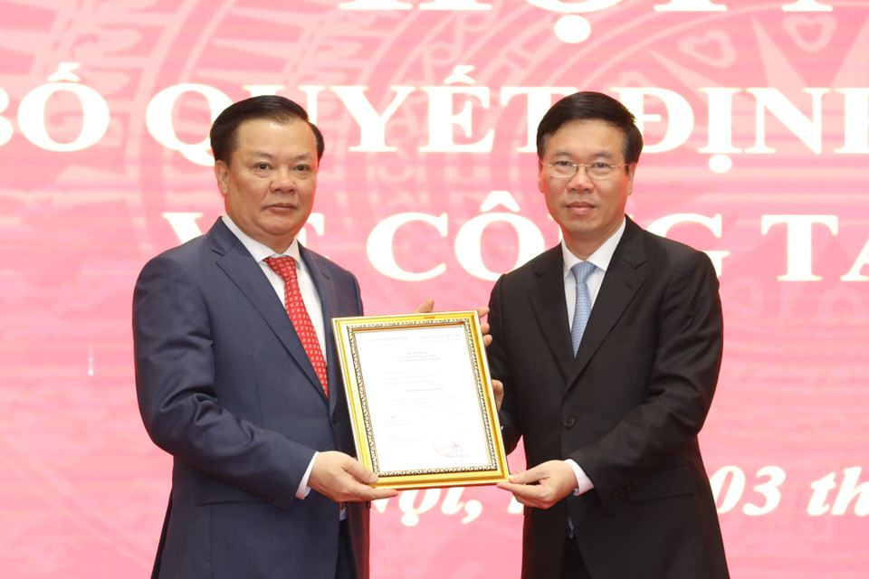 Ông Võ Văn Thưởng, Ủy viên Bộ Chính trị, Thường trực Ban Bí thư trao Quyết định của Bộ Chính trị phân công ông Đinh Tiến Dũng giữ chức Bí thư Thành ủy Hà Nội. (Ảnh: Văn Điệp/TTXVN)