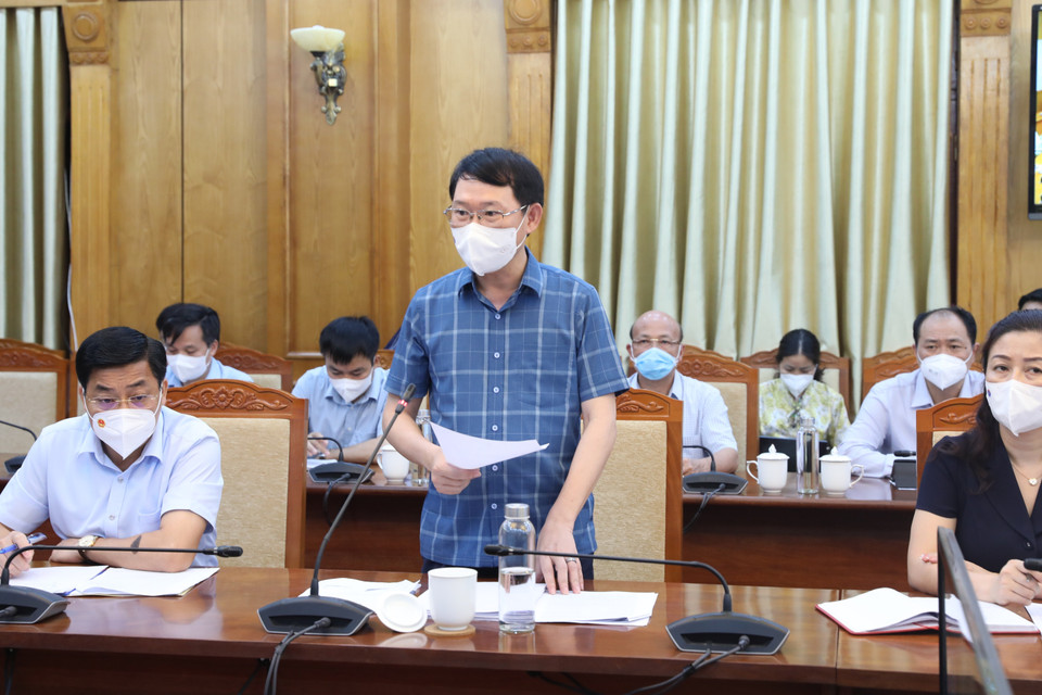 Chủ tịch Ủy ban Nhân dân tỉnh Bắc Giang Lê Ánh Dương báo cáo từ đầu cầu Bắc Giang. (Ảnh: Danh Lam/TTXVN)