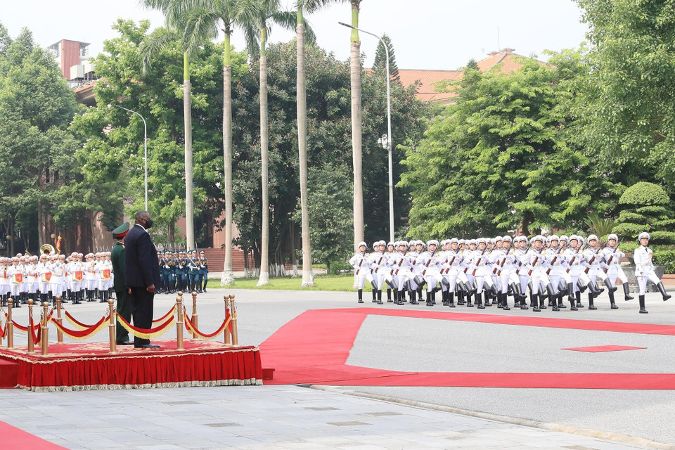 Quang cảnh lễ đón Bộ trưởng Quốc phòng Lloyd Austin. (Ảnh: Trọng Đức/TTXVN)