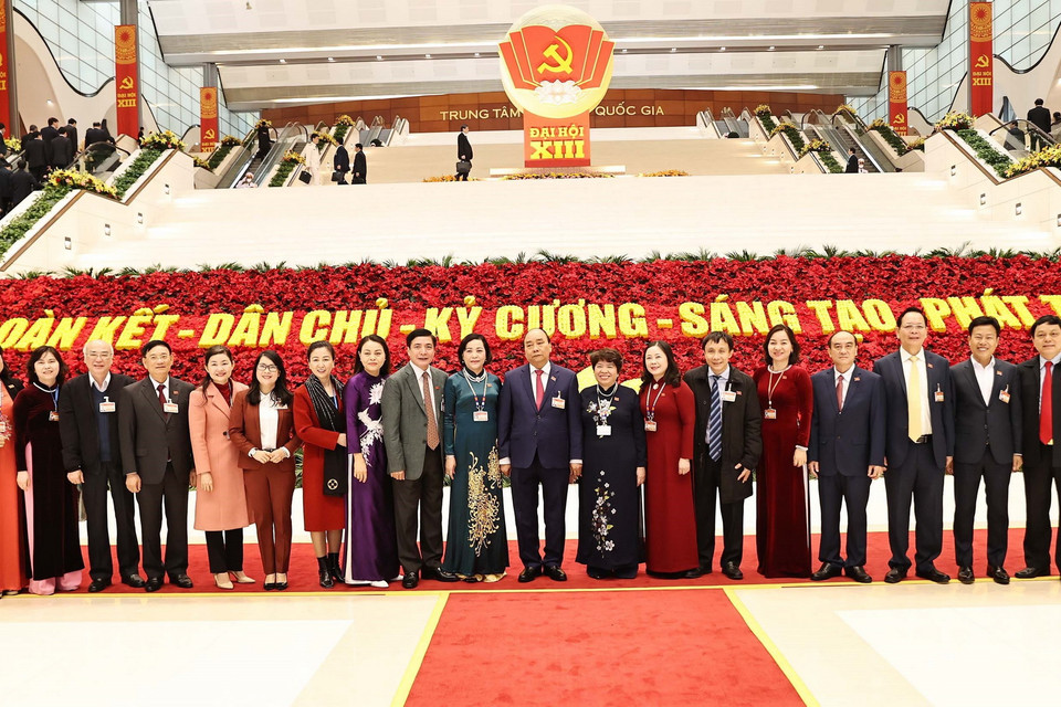 Ủy viên Bộ Chính trị, Thủ tướng Chính phủ Nguyễn Xuân Phúc chụp ảnh chung với các đại biểu. (Ảnh: TTXVN)