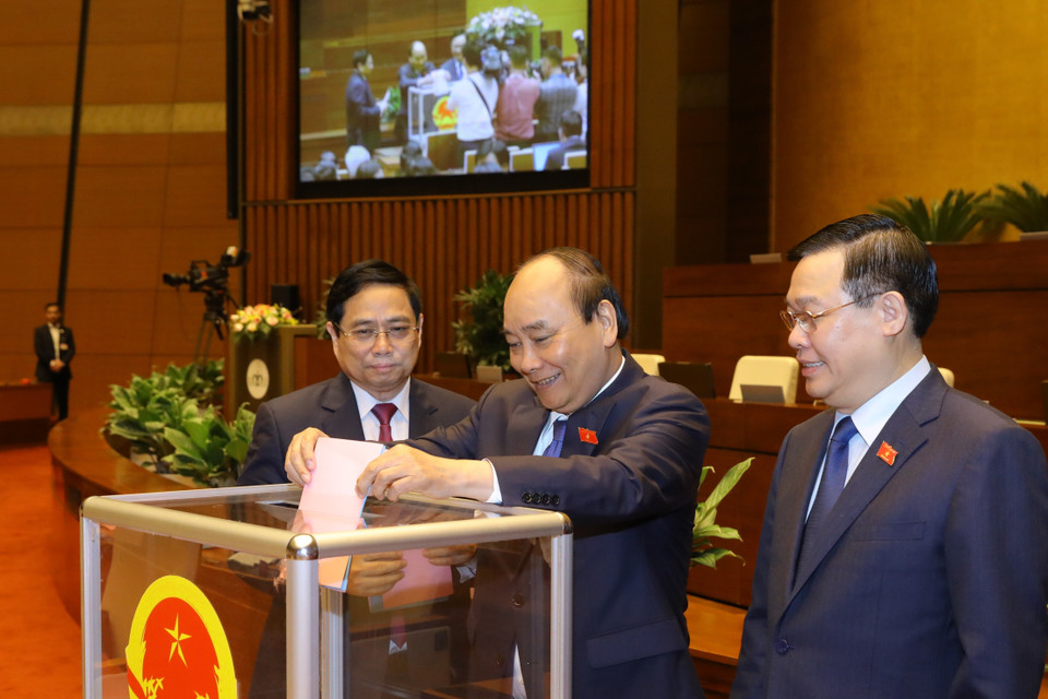 Chủ tịch nước Nguyễn Xuân Phúc, Thủ tướng Phạm Minh Chính, Chủ tịch Quốc hội Vương Đình Huệ bỏ phiếu phê chuẩn đề nghị việc bổ nhiệm một số Phó Thủ tướng Chính phủ, một số Bộ trưởng và thành viên khác của Chính phủ. (Ảnh: Văn Điệp/TTXVN)