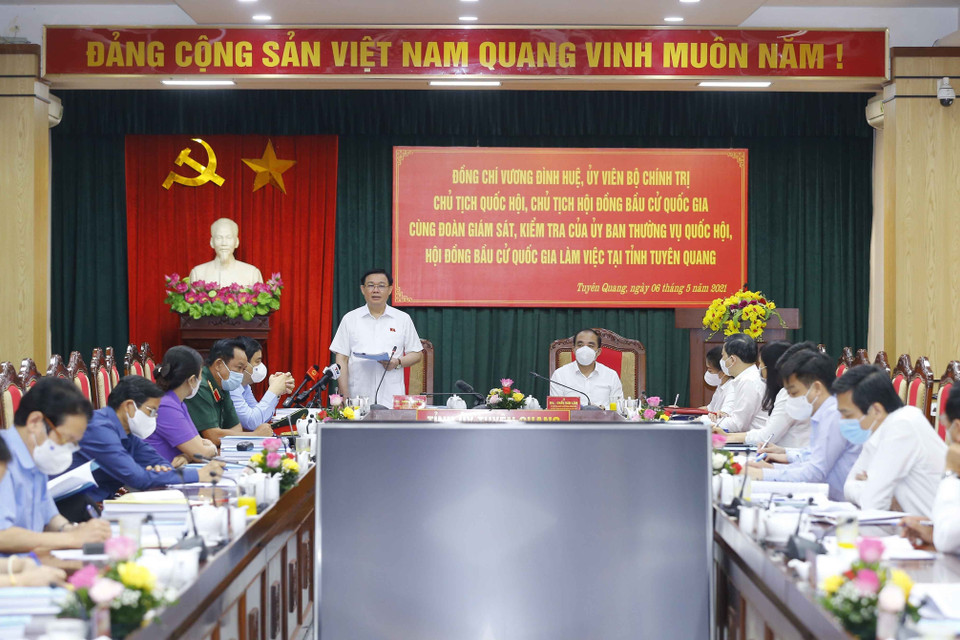 Chủ tịch Quốc hội Vương Đình Huệ phát biểu tại buổi làm việc với Ủy ban bầu cử tỉnh Tuyên Quang. (Ảnh: Doãn Tấn/TTXVN)