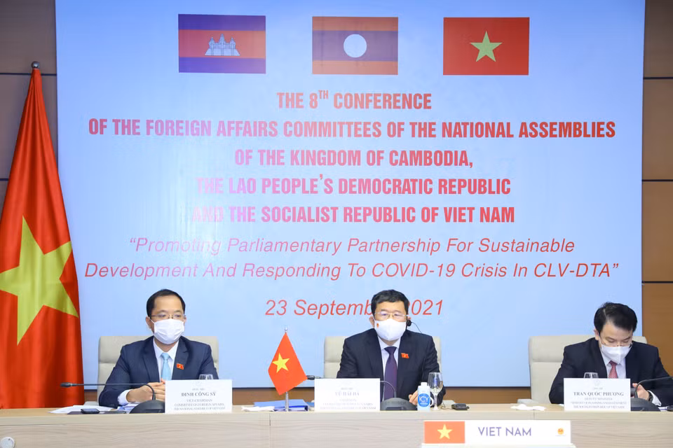 Chủ nhiệm Ủy ban Đối ngoại của Quốc hội Việt Nam Vũ Hải Hà (giữa) với các đại biểu dự tại điểm cầu Hà Nội. (Ảnh: Nguyễn Điệp/TTXVN)