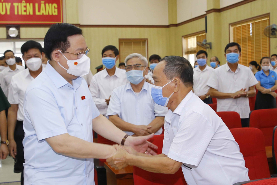 Chủ tịch Quốc hội Vương Đình Huệ với cử tri huyện Tiên Lãng. (Ảnh: Doãn Tấn/TTXVN)