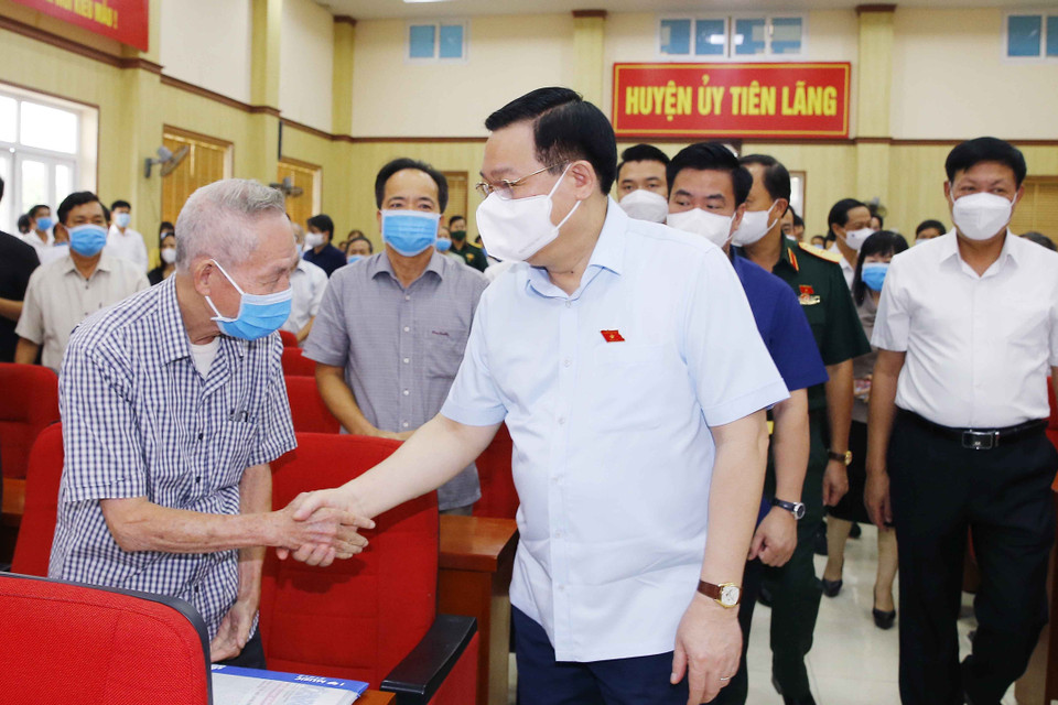 Chủ tịch Quốc hội Vương Đình Huệ bắt tay cử tri huyện Tiên Lãng. (Ảnh: Doãn Tấn/TTXVN)