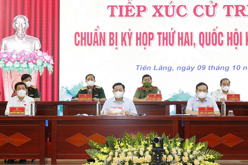 Chủ tịch Quốc hội Vương Đình Huệ và các Đại biểu Quốc hội khóa XV thành phố Hải Phòng dự hội nghị tiếp xúc cử tri. (Ảnh: Doãn Tấn/TTXVN)