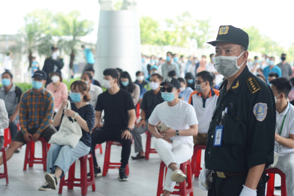 Việc lấy mẫu có sự tham gia phối hợp của nhiều lực lượng, nhằm đảm bảo an toàn phòng, chống dịch COVID-19. (Ảnh: Văn Dũng/TTXVN)