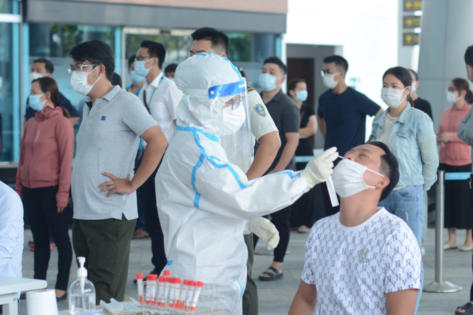 Nhân viên y tế lấy mẫu xét nghiệm. (Ảnh: Văn Dũng/TTXVN)