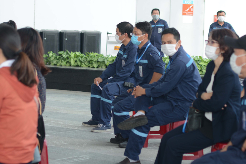 Người đến xét nghiệm tuân thủ Thông điệp 5K của Bộ Y tế. (Ảnh: Văn Dũng/TTXVN)