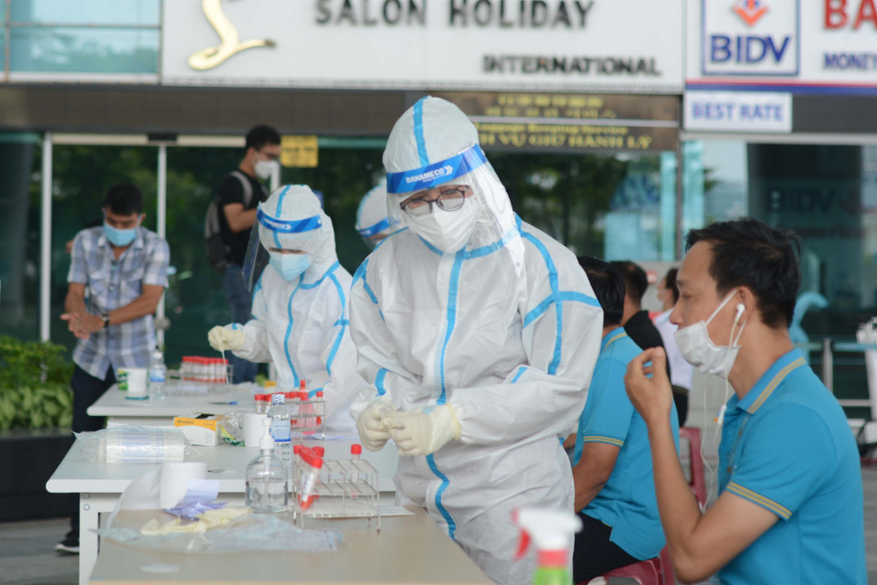 Nhân viên y tế lấy mẫu xét nghiệm. (Ảnh: Văn Dũng/TTXVN)