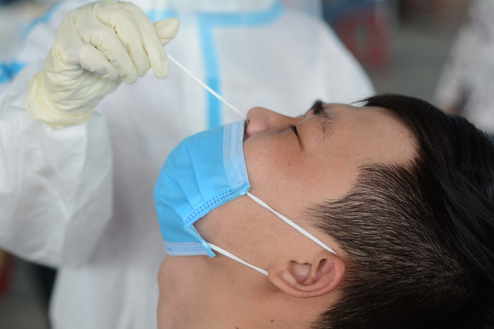 Cận cảnh nhân viên y tế lấy mẫu xét nghiệm. (Ảnh: Văn Dũng/TTXVN)