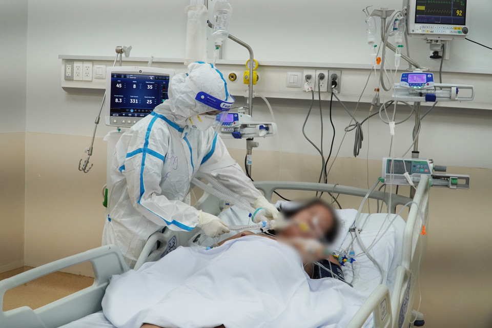 Các y bác sỹ chăm sóc, điều trị cho bệnh nhân nặng, nguy kịch tại Bệnh viện Hồi sức COVID-19 Thành phố Hồ Chí Minh. (Ảnh: TTXVN phát)