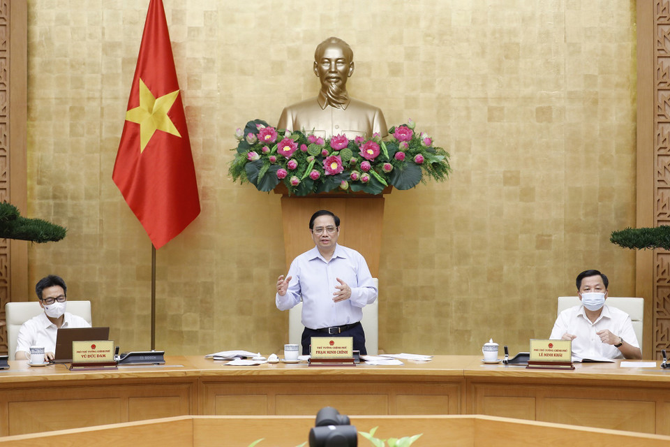 Thủ tướng Phạm Minh Chính chủ trì hội nghị trực tuyến sơ kết công tác phòng chống dịch COVID-19 tại các tỉnh, thành phố đang thực hiện giãn cách xã hội theo Chỉ thị số 16. (Ảnh: Dương Giang/TTXVN) 