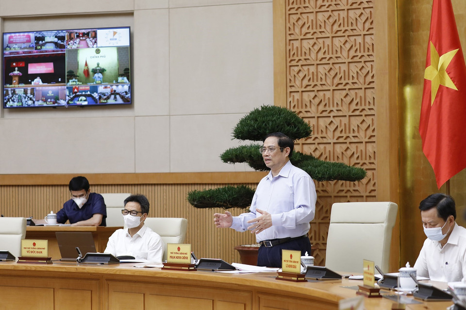 Thủ tướng Phạm Minh Chính chủ trì hội nghị trực tuyến sơ kết công tác phòng chống dịch COVID-19 tại các tỉnh, thành phố đang thực hiện giãn cách xã hội theo Chỉ thị số 16. (Ảnh: Dương Giang/TTXVN) 