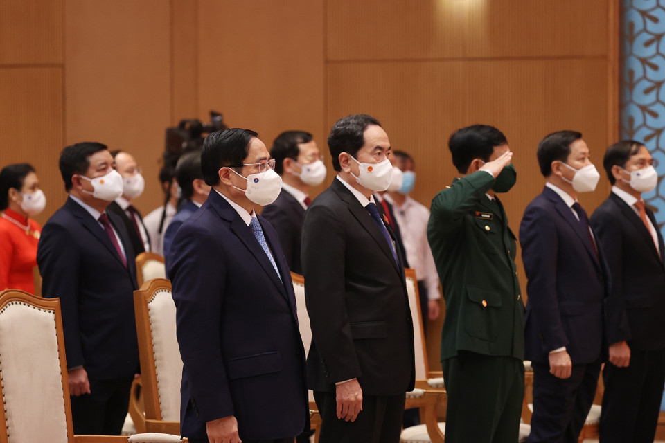 Thủ tướng Phạm Minh Chính và các đại biểu thực hiện nghi lễ chào cờ. (Ảnh: Dương Giang/TTXVN)