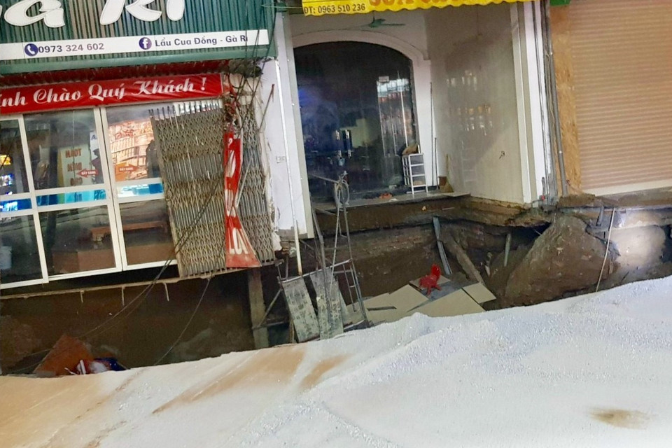  Sự cố sụt lún đất làm ảnh hưởng đến 5 ngôi nhà. (Ảnh: Nguyễn Thắng/TTXVN)