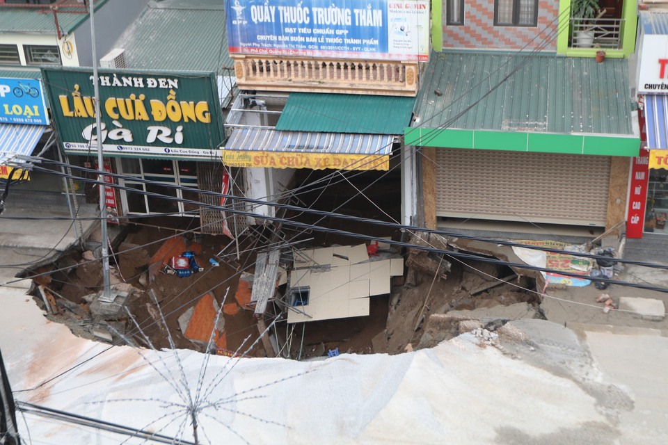 Hố có chiều rộng 30m, sâu khoảng 5m. (Ảnh: Lê Phú/TTXVN)