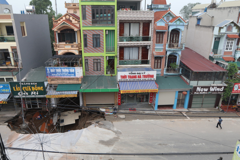 ''Hố tử thần'' xuất hiện tại mặt tiền 3 ngôi nhà ven tỉnh lộ 419. (Ảnh: Lê Phú/TTXVN)