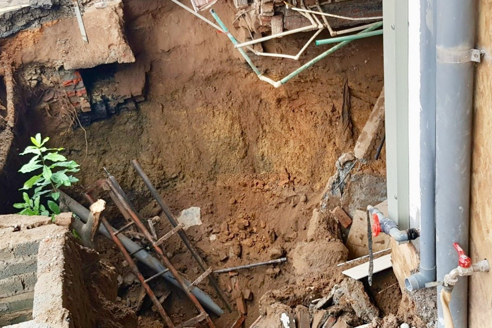 Độ sâu của hố sụt lún khoảng 5m. (Ảnh: Nguyễn Thắng/TTXVN)