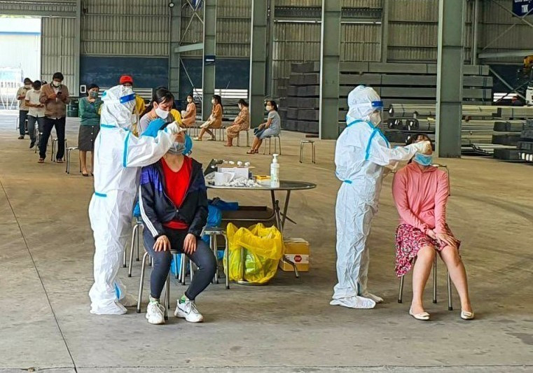 Lấy mẫu xét nghiệm SARS-CoV-2 cho người lao động tại các Khu công nghiệp ở Đà Nẵng. (Ảnh: TTXVN phát)